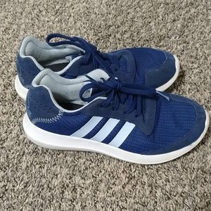 Boys Adidas running shoes great condition 6.5
